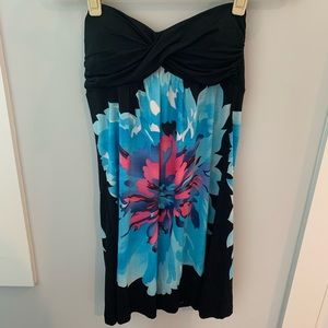 Beautiful strapless flower dress with slit back